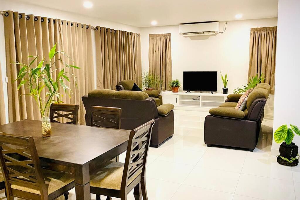 לאוטוקה Lovely 4-Bedroom Holiday Home With Free Parking. מראה חיצוני תמונה