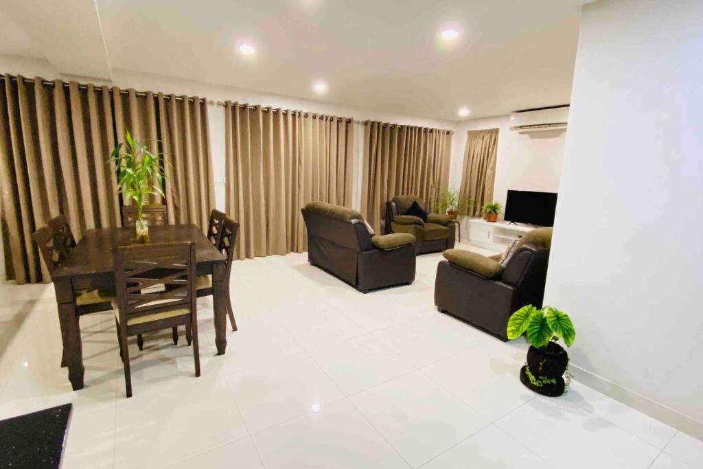 לאוטוקה Lovely 4-Bedroom Holiday Home With Free Parking. מראה חיצוני תמונה
